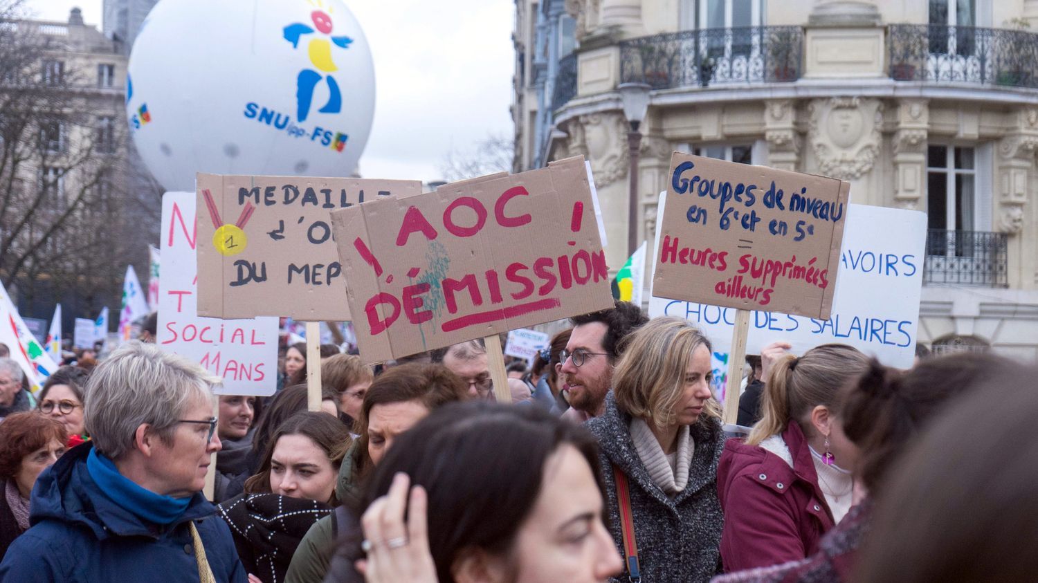 à Paris, la nouvelle ministre de l'Education nationale visée par les slogans de la manifestation des enseignants