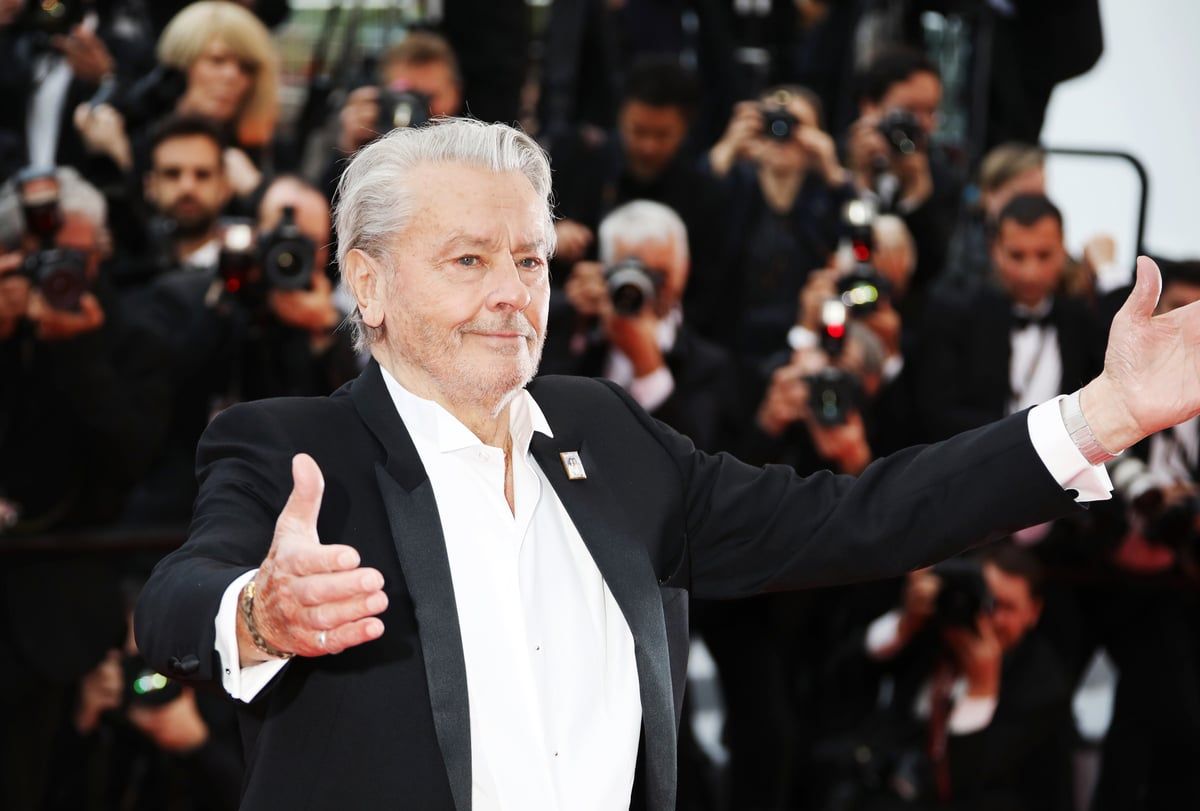 Alain Delon "très peiné" : un intime pas inconnu de l'acteur s'exprime sur l'affaire malgré ses réticences