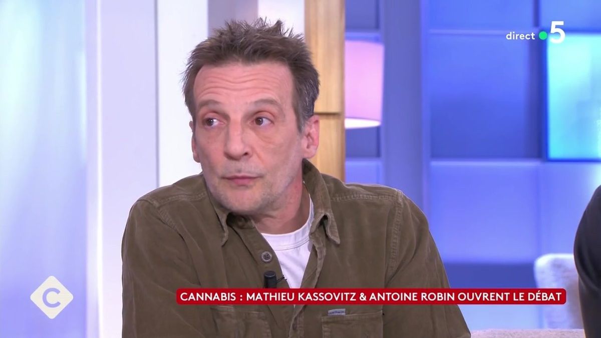 "Vous me diriez, c’est pas possible…" : Matthieu Kassovitz, cash sur l’alcoolisme de sa mère