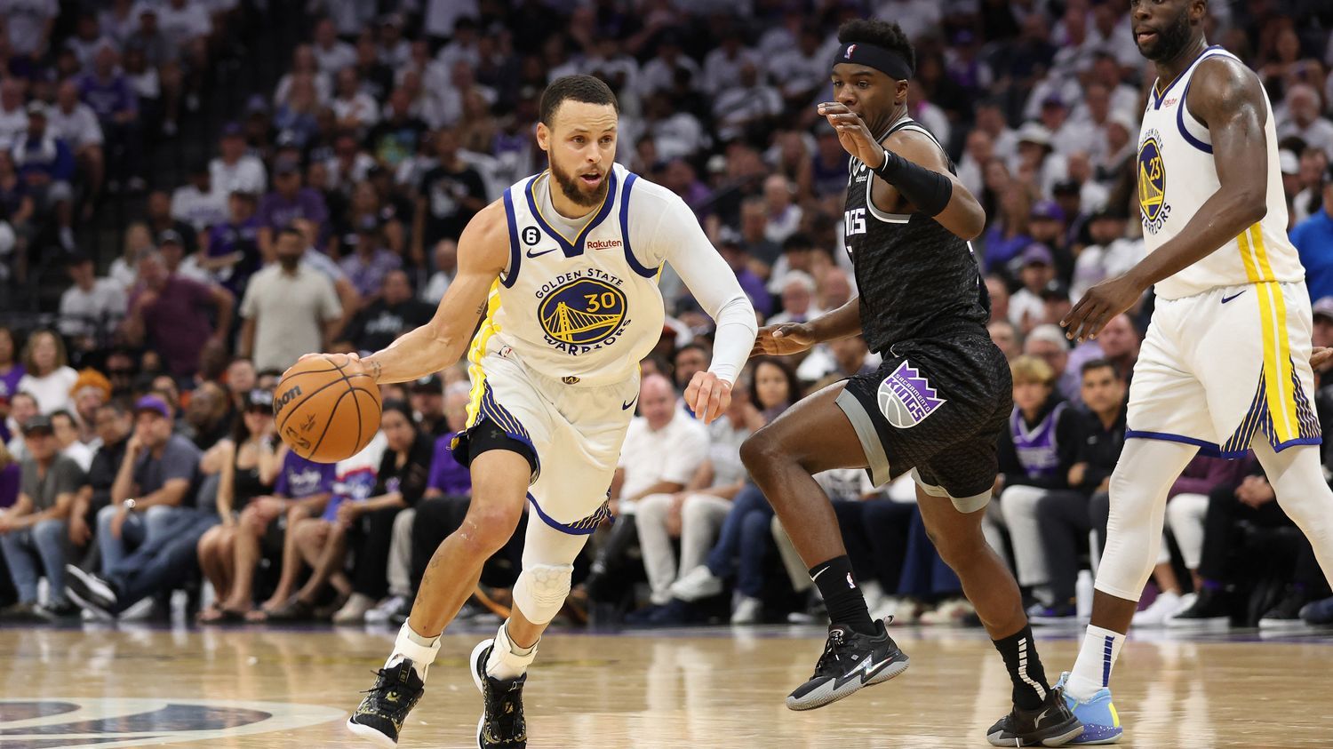 NBA : avec 50 points inscrits lors du match décisif contre Sacramento, Stephen Curry s'offre un nouveau record et suscite l'admiration de la planète basket