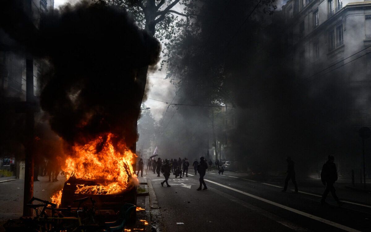 Magasin pillé et voitures brûlées sur le parcours de la manifestation du 1er-Mai à Lyon