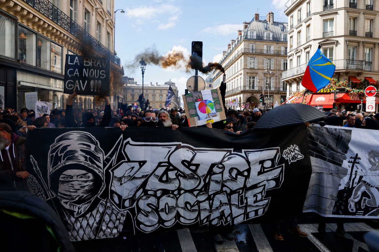 Dans les manifestations, les banderoles des graffeurs de Black Lines en première ligne