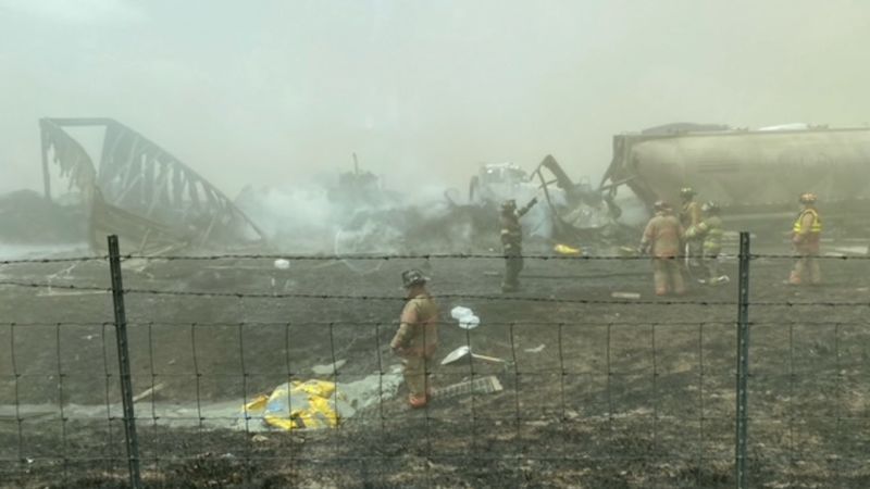 Illinois dust storm causes car crashes, at least 6 fatalities along I-55 in Montgomery, Sangamon counties