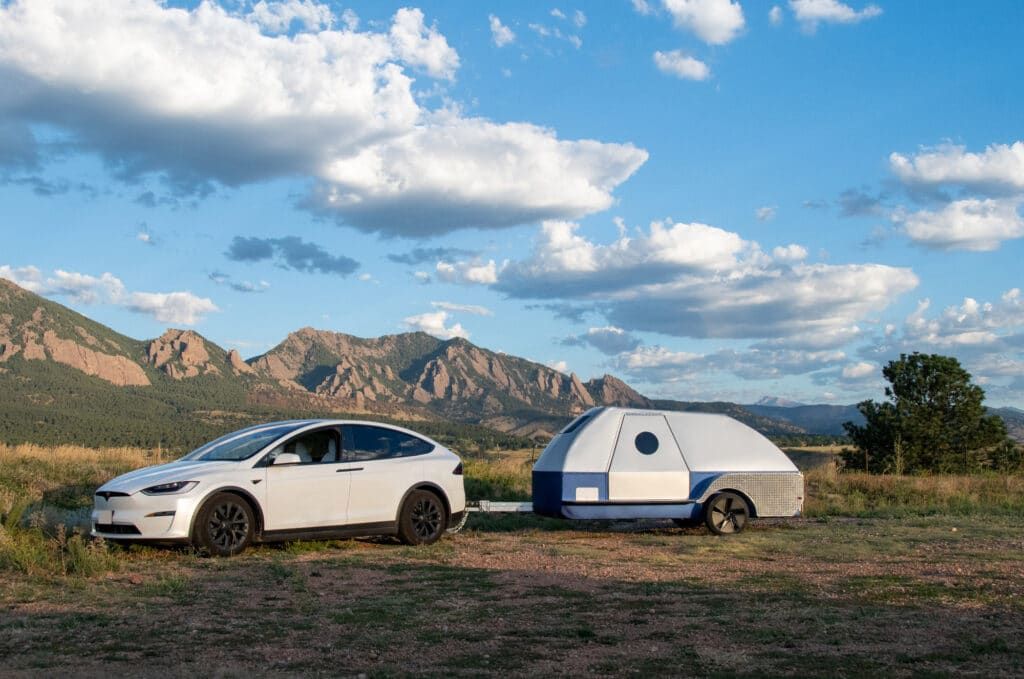 Cette caravane sert aussi de prolongateur d'autonomie aux voitures électriques