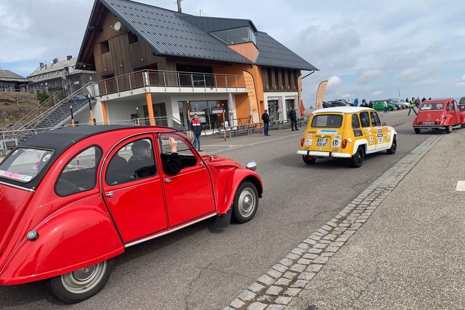 EN IMAGES. Quand des 2CV, des 4L et autres voitures de collection partent à l'assaut du Grand Ballon d'Alsace