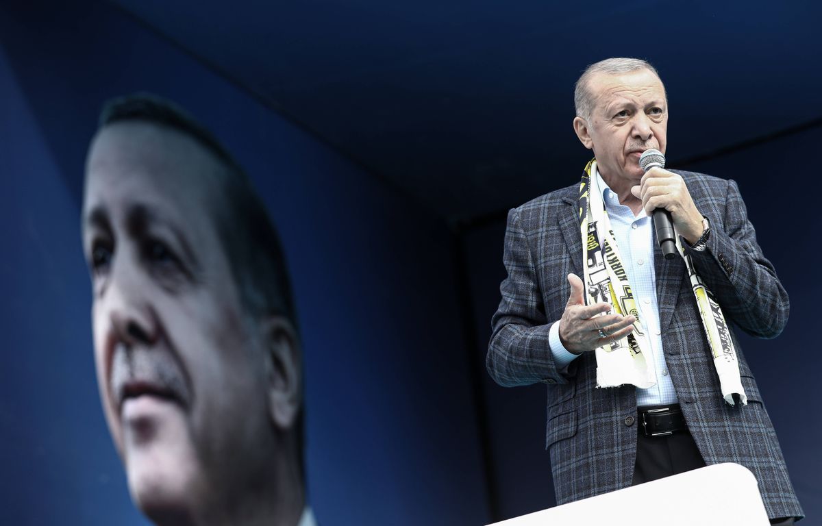 Quatre blessés dans des rixes entre pro et anti-Erdogan autour d'un bureau de vote