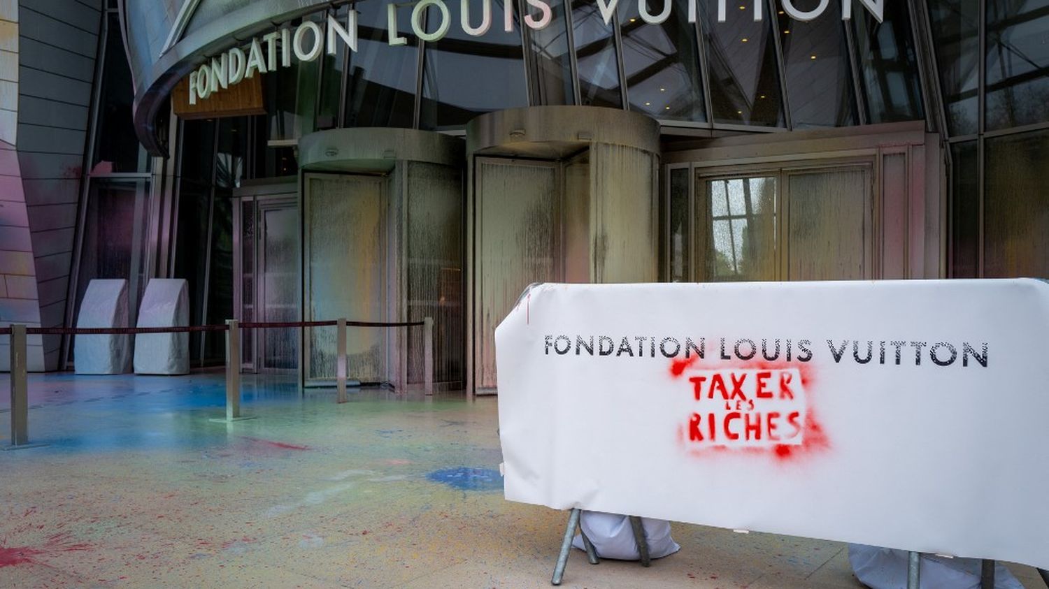 Des militants écologistes taguent la Fondation Louis Vuitton à Paris