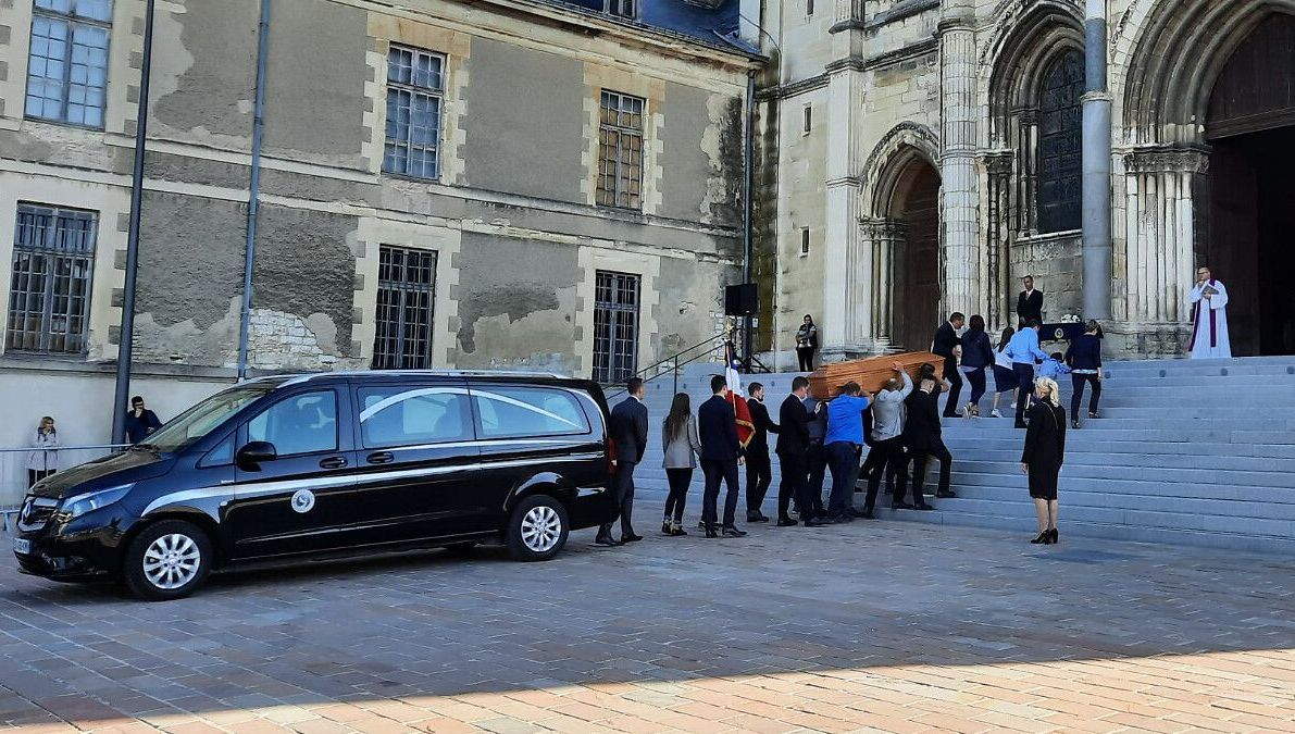 Reims : 1.200 personnes et une intense émotion aux obsèques de Carène Mezino, l'infirmière tuée au CHU