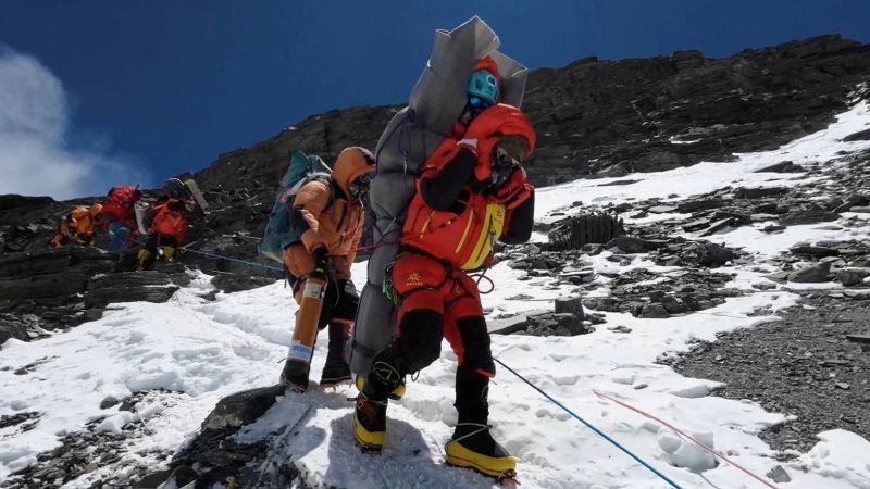 Sherpas pass up Everest summit in order to rescue missing climber