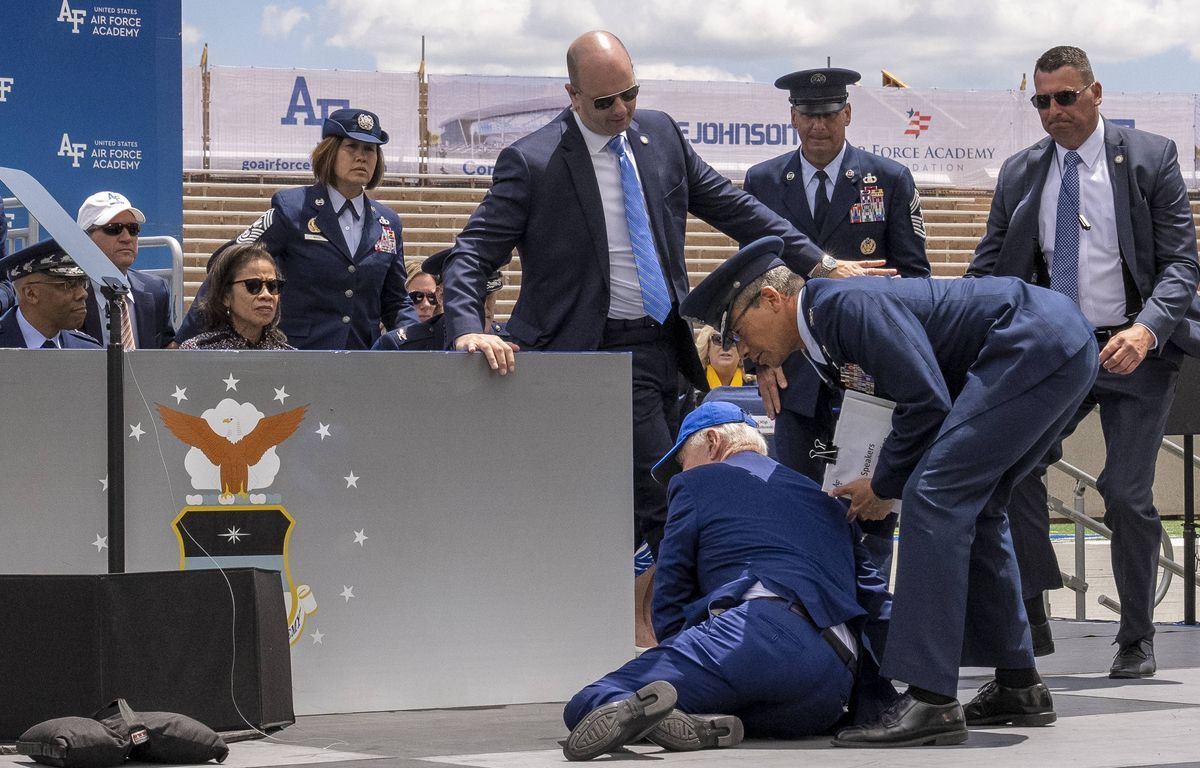 Joe Biden trébuche et tombe sur scène lors d'une cérémonie, il " va bien ", selon la Maison Blanche