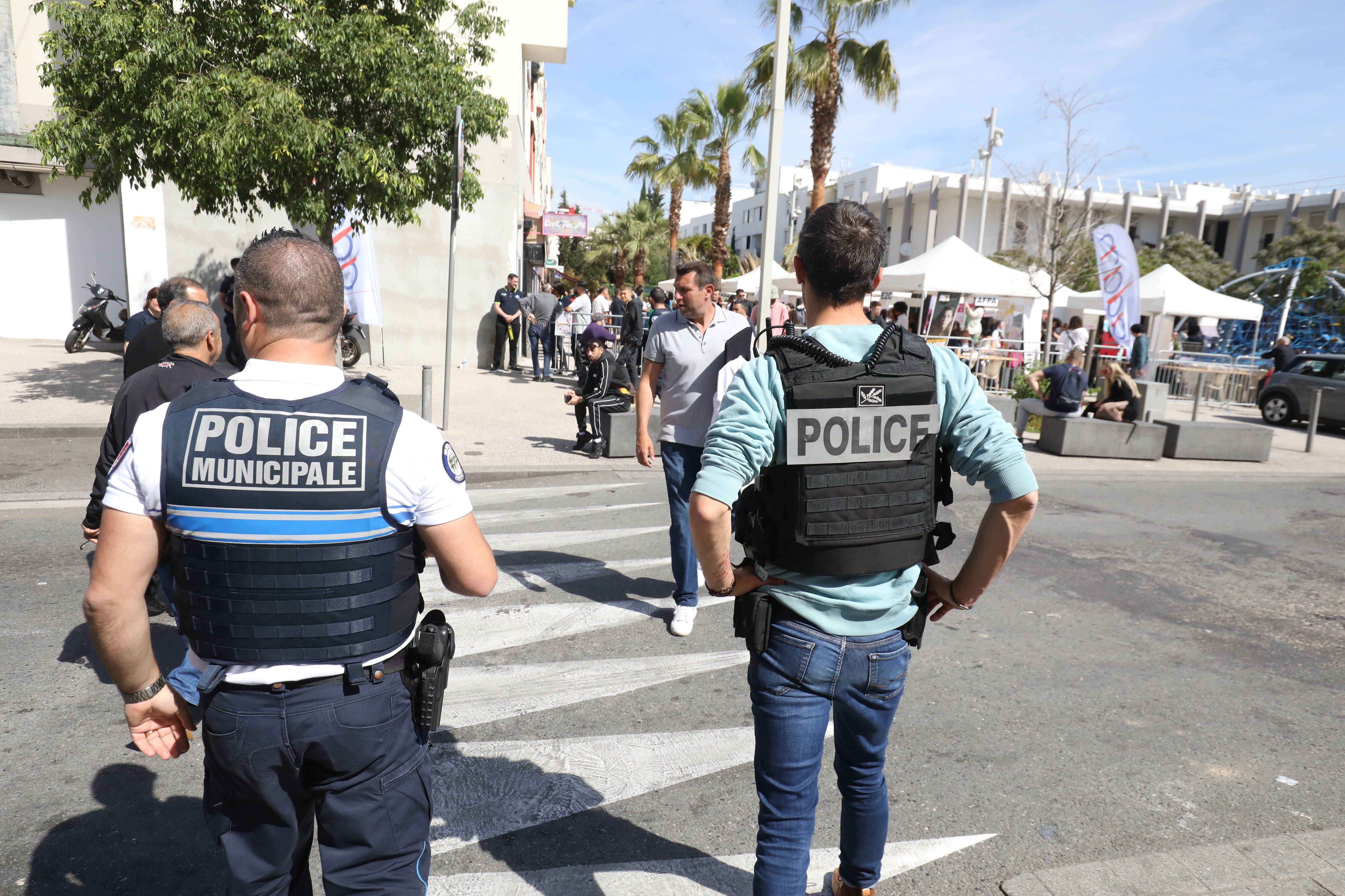 Des policiers pris à partie par une foule hostile aux Moulins, un individu interpellé pour incitation à l’émeute