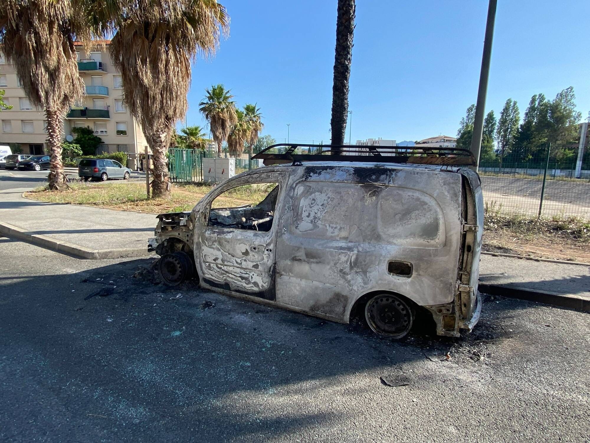 Violences urbaines: deux voitures et un local à poubelles brûlés, cette nuit dans la cité de la Gabelle à Fréjus