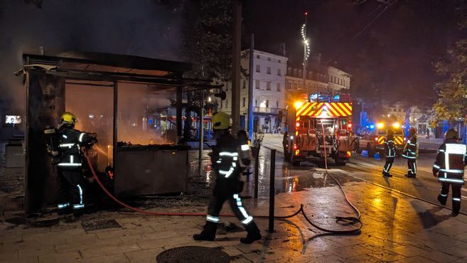 Une nuit d'émeutes et de pillages à Saint-Etienne