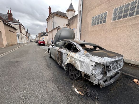 Voitures brûlées, bar-tabac endommagé... les violences urbaines s'étendent à Châteaudun