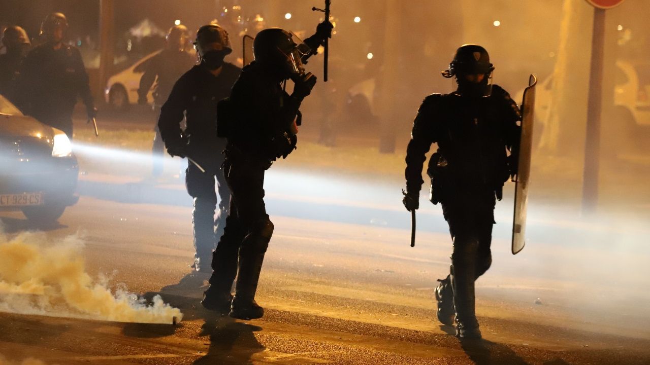 Emeutes et pillages à Lyon : trois policiers touchés par des tirs de grenaille