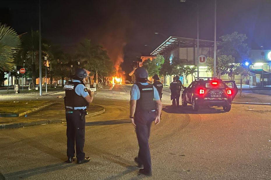 Deuxième nuit de violences en Guyane : un bus incendié, une personne interpellée à Macouria