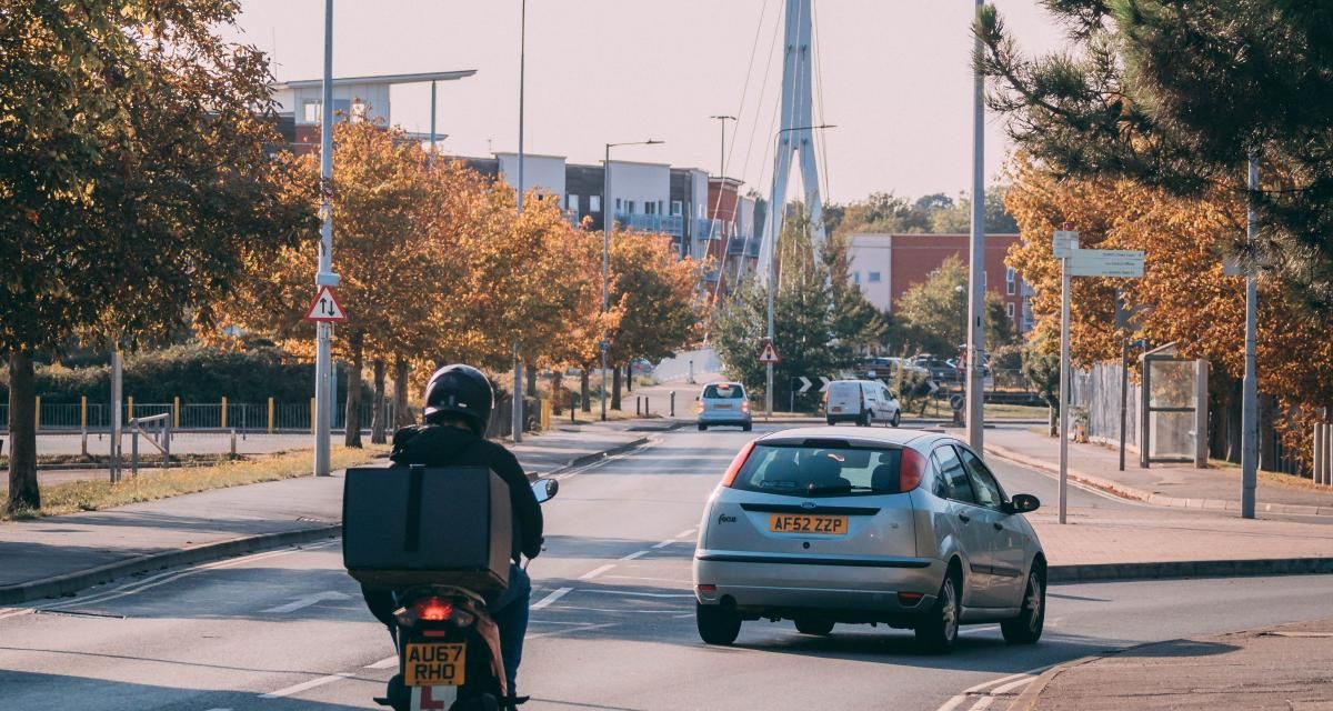 La voiture ne voit pas le motard dans son angle mort, accrochage au rond-point