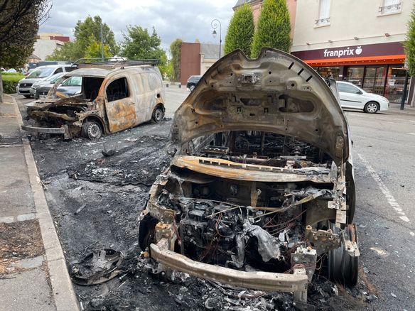 Deux départs de feu près de la Chapelle royale à Dreux, des voitures brûlées, un champ incendié à Vernouillet... retrouvez le bilan des violences urbaines dans le Drouais