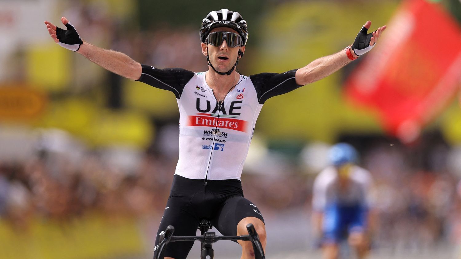 Tour de France 2023 : le Britannique Adam Yates remporte la première étape à Bilbao et endosse le maillot jaune