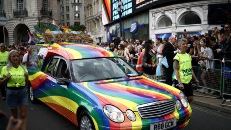 Une foule aux couleurs de l'arc-en-ciel à Londres pour la Marche des Fiertés