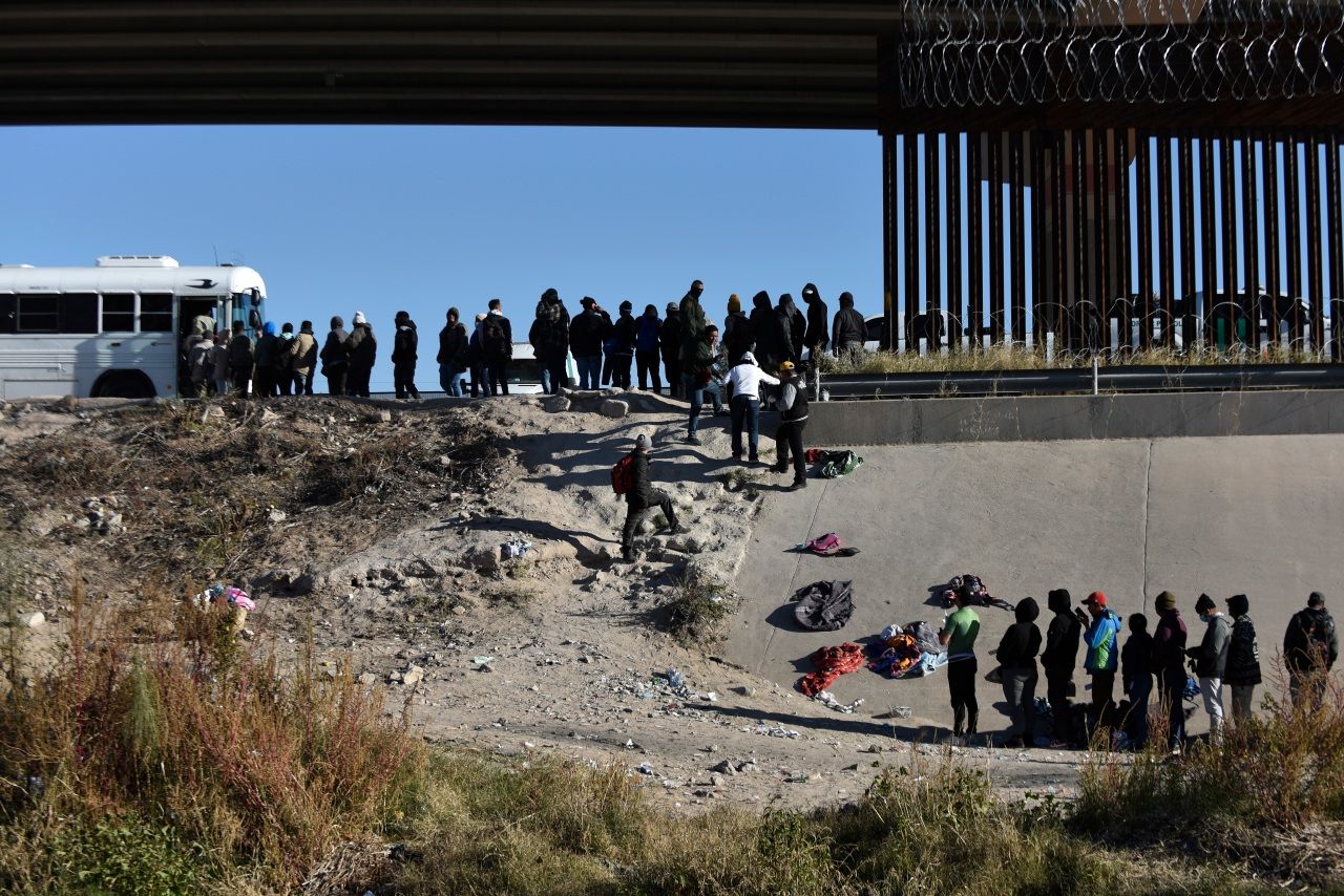 Second bus carrying migrants from Texas arrives in Los Angeles