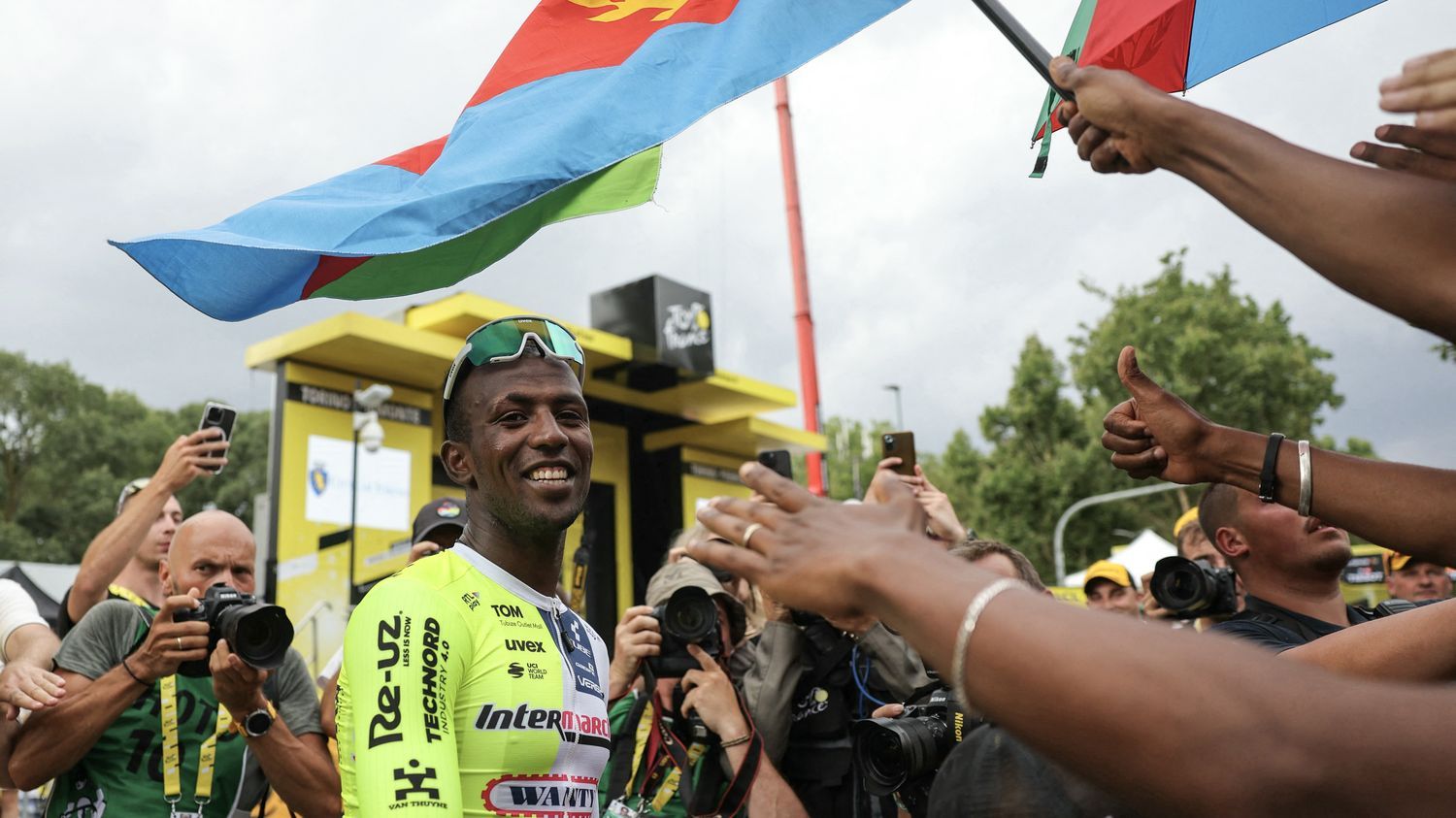 Tour de France 2024 : "Il n'a pas une famille mais un peuple derrière lui..." Biniam Girmay, une victoire pour l'Erythrée et l'Afrique