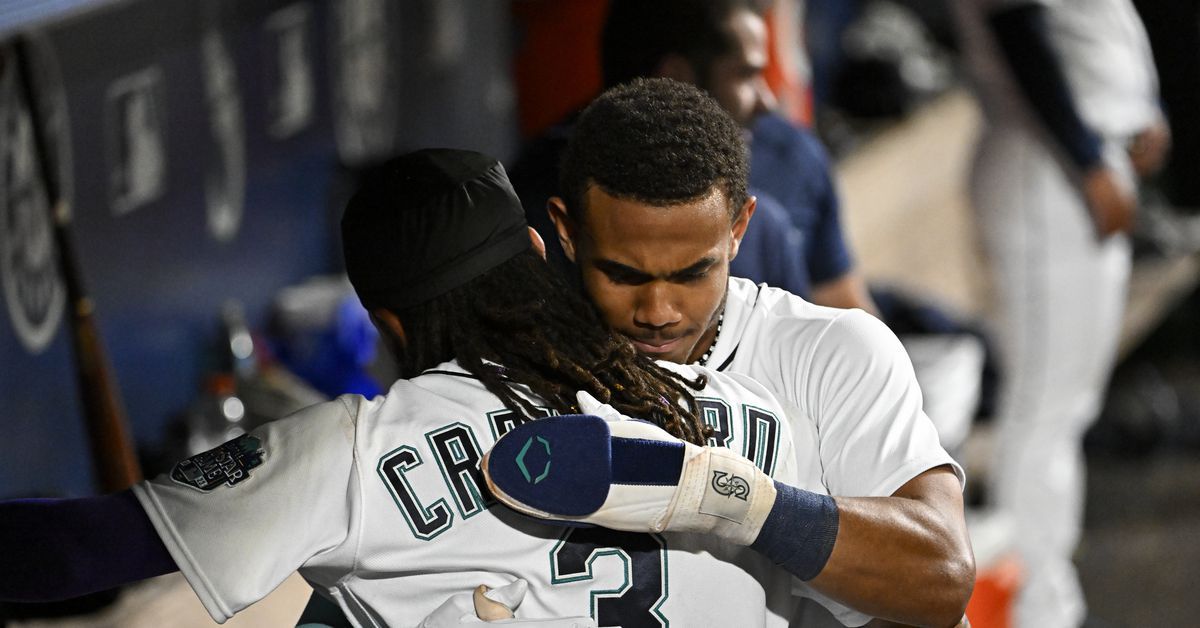 Defiant Mariners defeat Red Sox on Trade Deadline Eve, 6-2