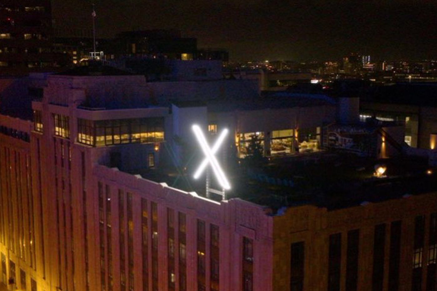 la ville de San Francisco dégage le X géant d'Elon Musk