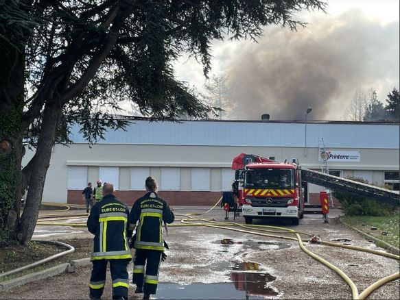 Incendie à l'entreprise Printerre, à Mézières-en-Drouais : un drone et 77 pompiers toujours mobilisés