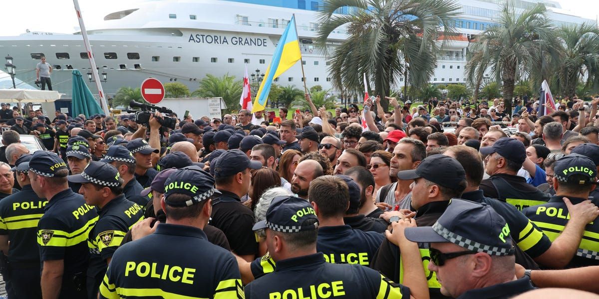 Russian Cruise Passengers Jeered at and Heckled in Georgia Port