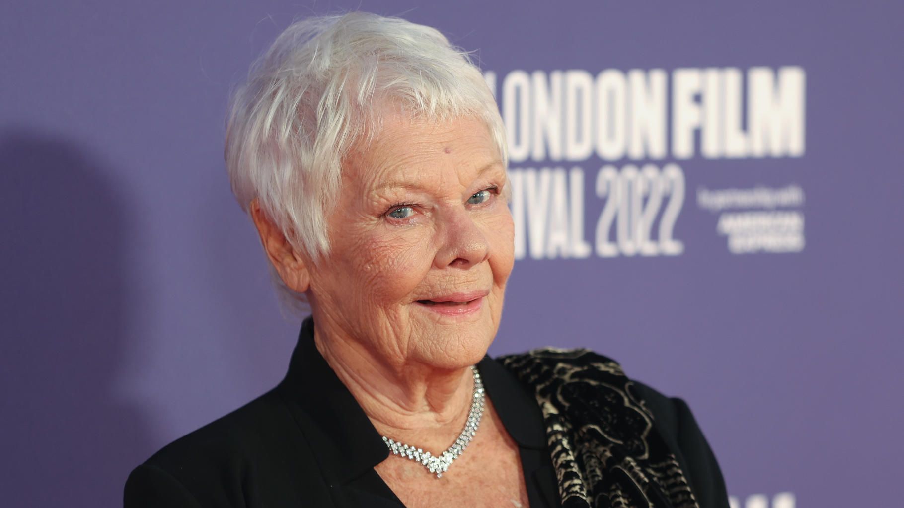 Judi Dench, atteinte de dégénérescence maculaire, affirme ne plus être capable de lire ses scripts