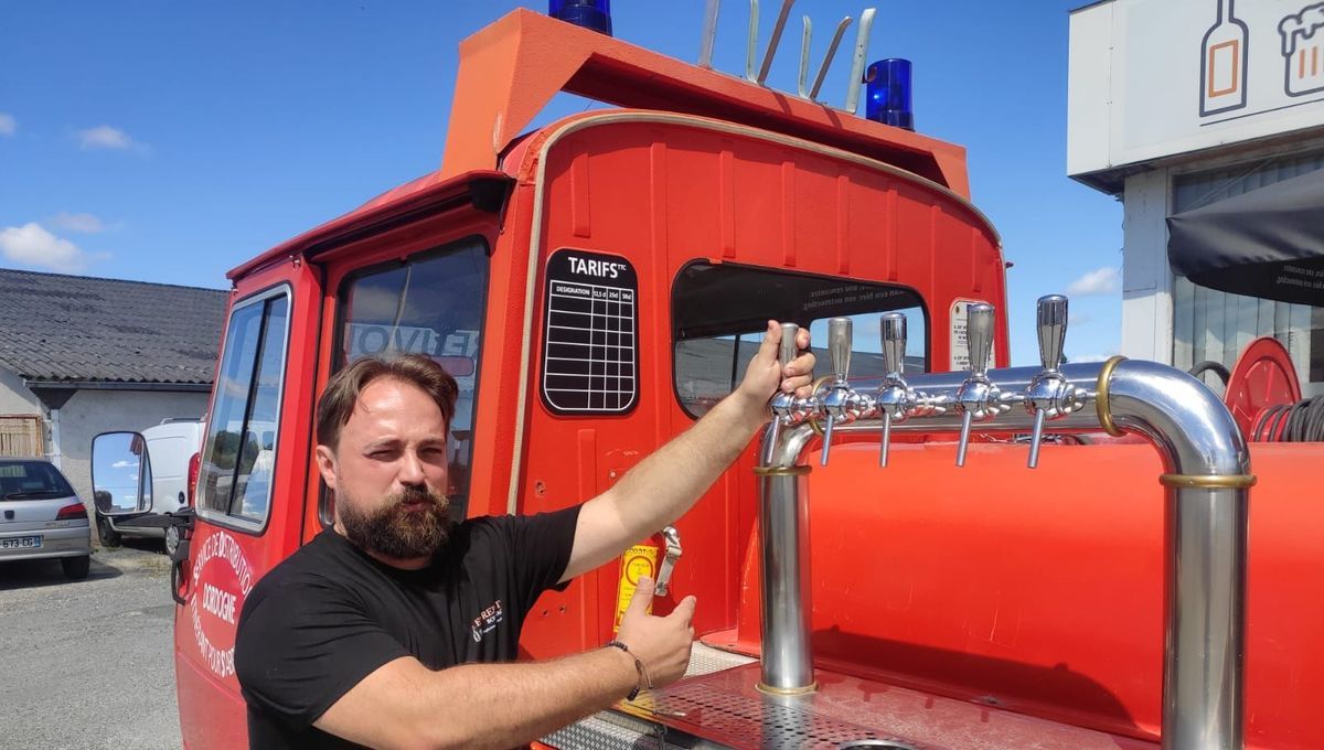 Un camion de pompiers vintage transformé en bar à bière ambulant en Dordogne