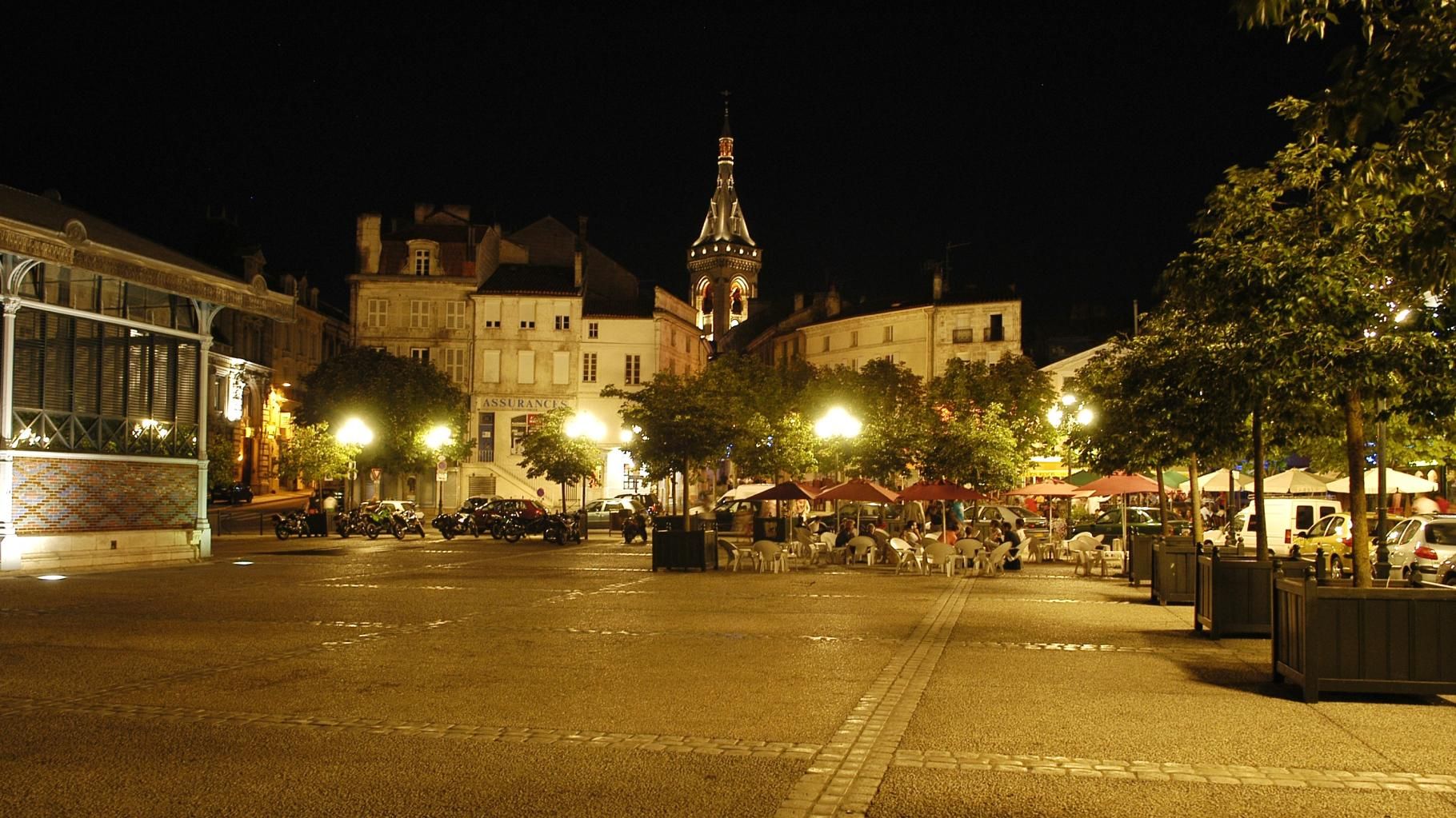 À Angoulême, l’arrêté interdisant de s’asseoir dans la rue attaquée en justice par des associations