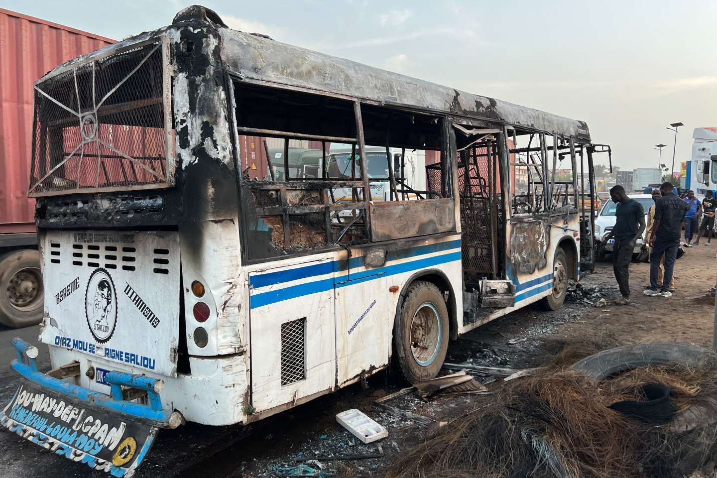 Sénégal : deux morts dans un bus attaqué à l’engin incendiaire, " un attentat terroriste " selon Dakar