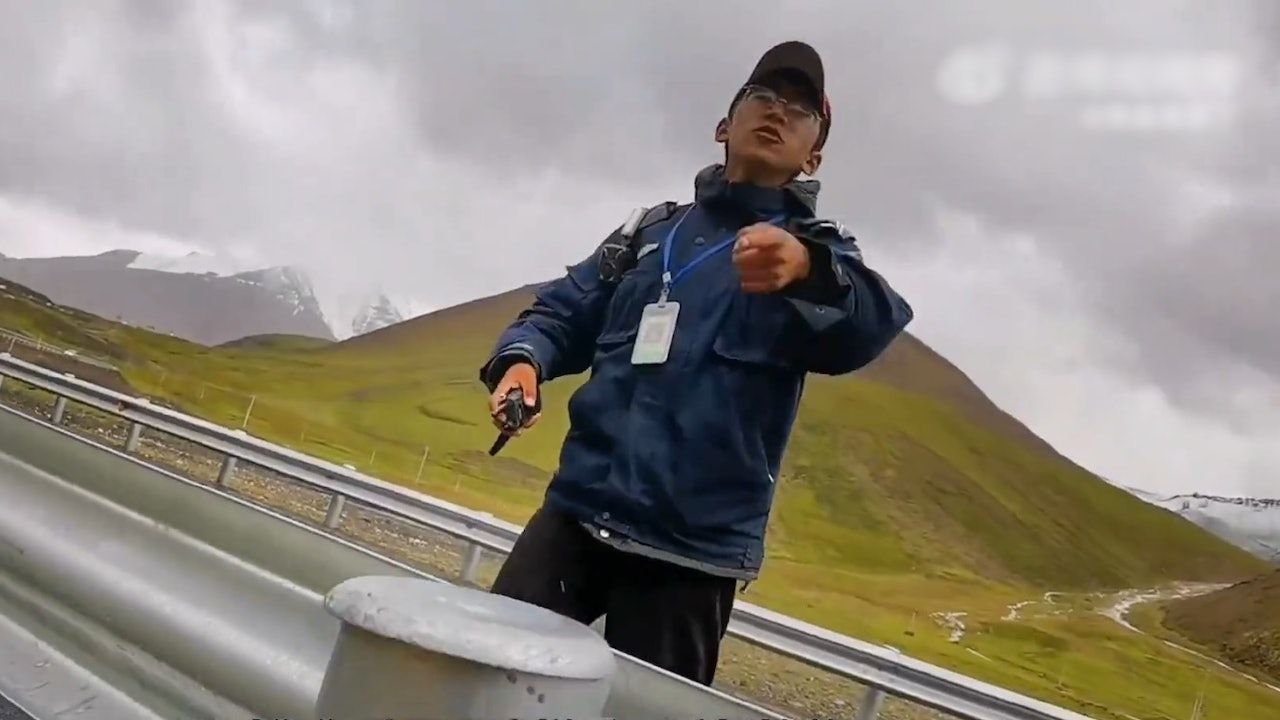 遊客在西藏國道上看風景拍照 被陌生男子出言制止：不買票不能看