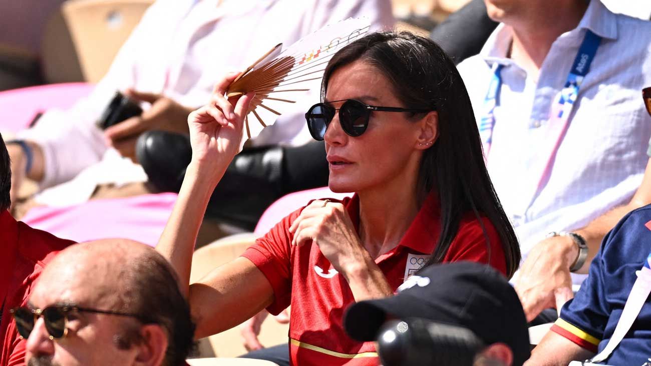 La reine Letizia assiste à la victoire d'Alcaraz en quart de finale des Jeux olympiques sous un soleil tapant