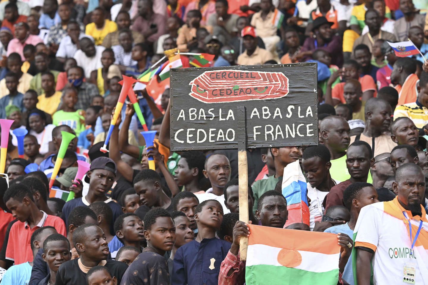 Niger : Macron soutient Mohamed Bazoum, le régime militaire dénonce une " ingérence supplémentaire "