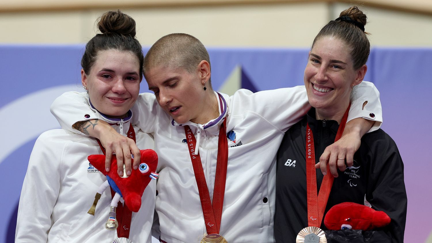 Paralympiques 2024 : la cycliste Marie Patouillet victime d'un malaise vagal lors de son podium après sa médaille d'or en poursuite