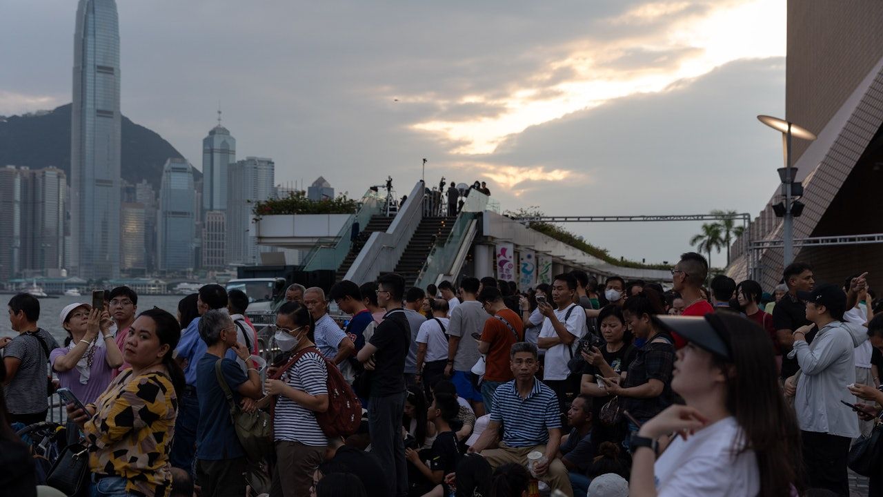 國慶煙花無人機．直播｜維港兩岸逼爆 率先睇國慶版幻彩詠香江