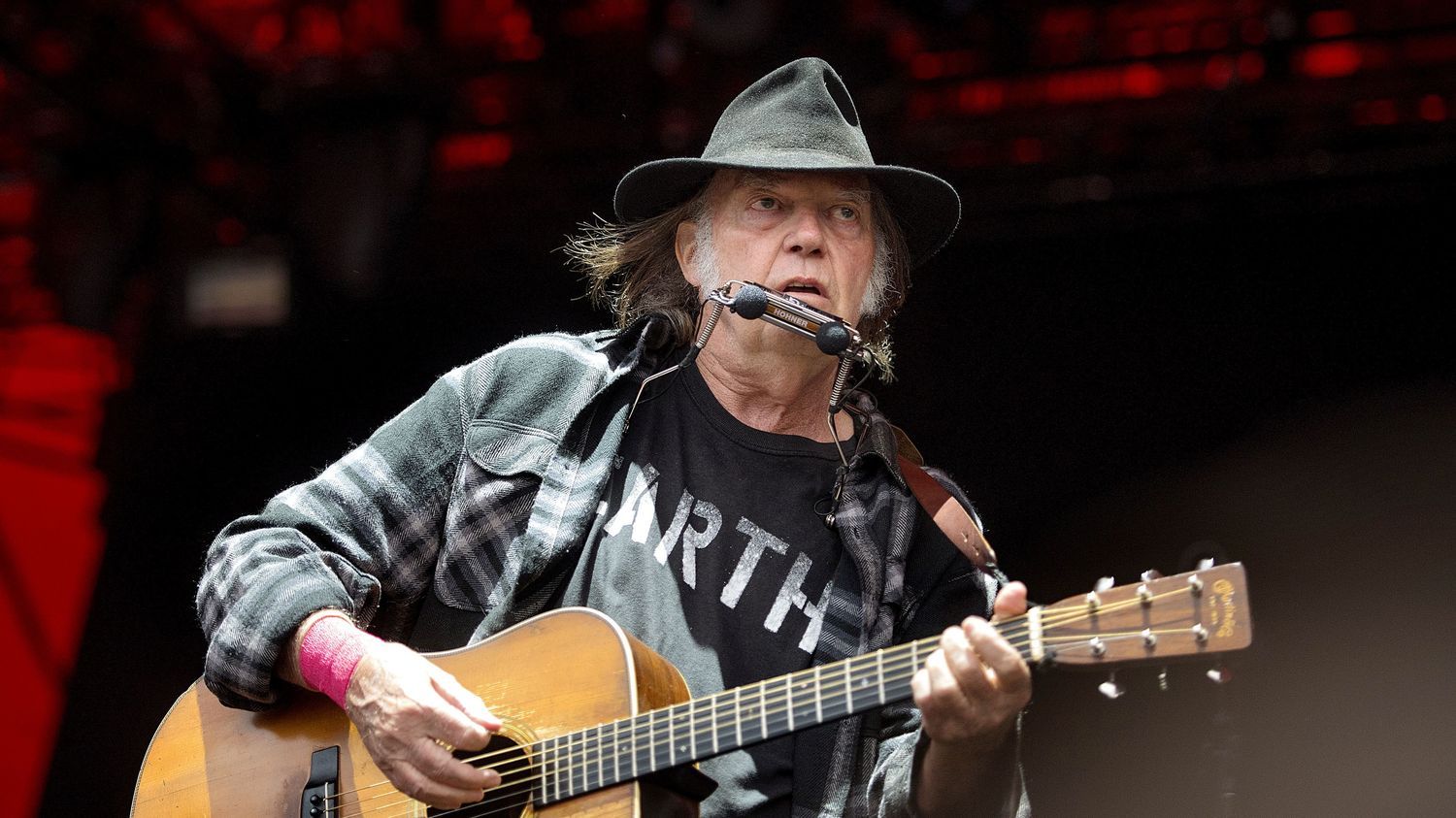 Neil Young boude le festival anglais de Glastonbury qu'il accuse d'être aux mains de la BBC