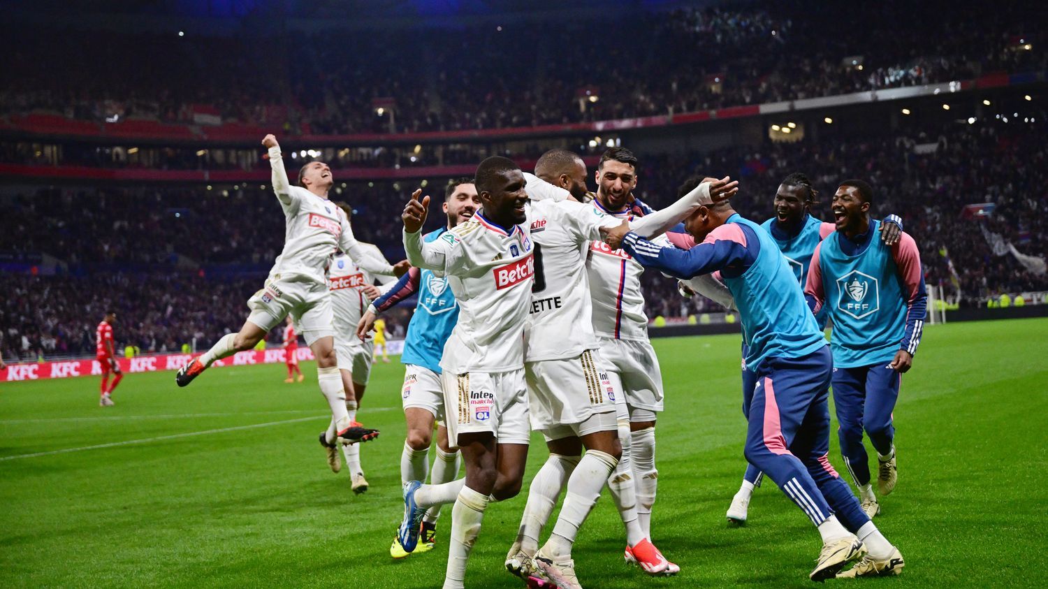 Gift Orban envoie l'OL en finale, le héros Alexandre Lacazette, double buteur, est sorti sous une ovation... Suivez la demi-finale de Coupe de France