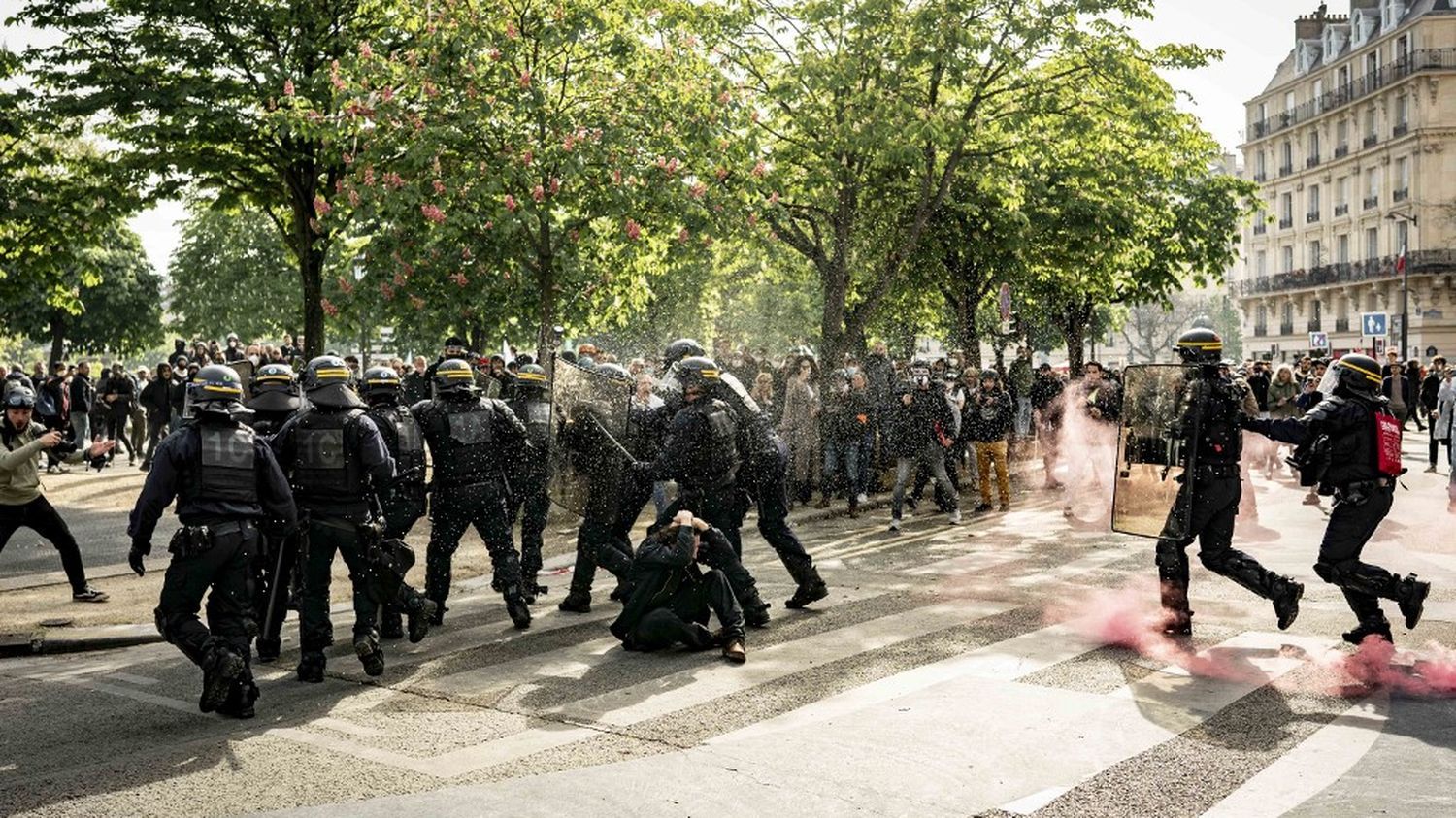 Manifestations du 1er-Mai : 540 interpellations et 406 policiers et gendarmes blessés en France, selon Gérald Darmanin