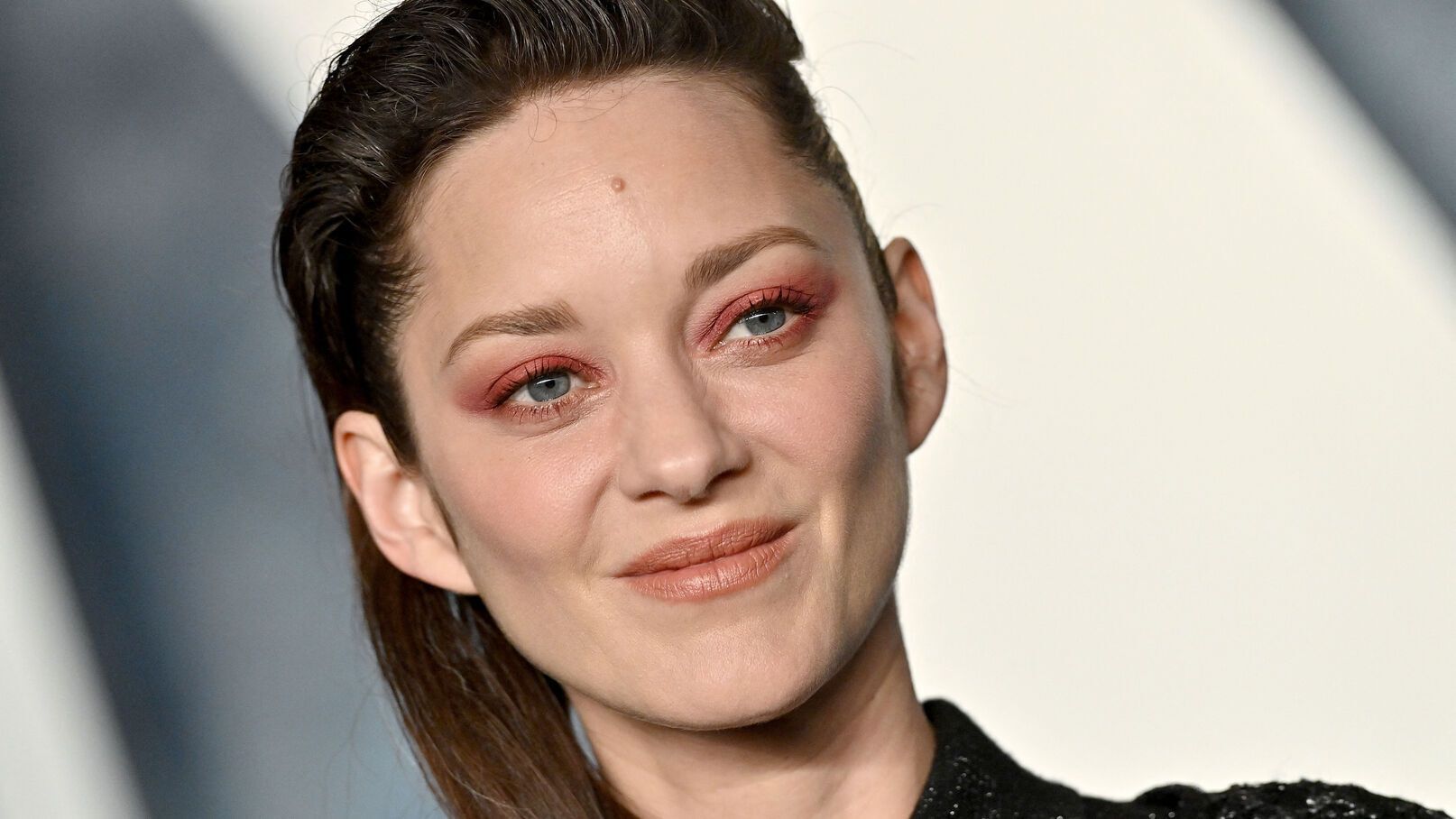 Met Gala 2023 : Marion Cotillard frappe fort avec une nouvelle couleur de cheveux perturbante