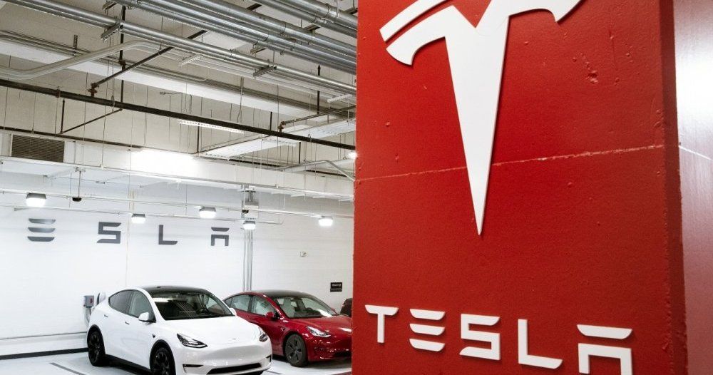 Voitures électriques : la " guerre des prix " lancée par Tesla agace les constructeurs français