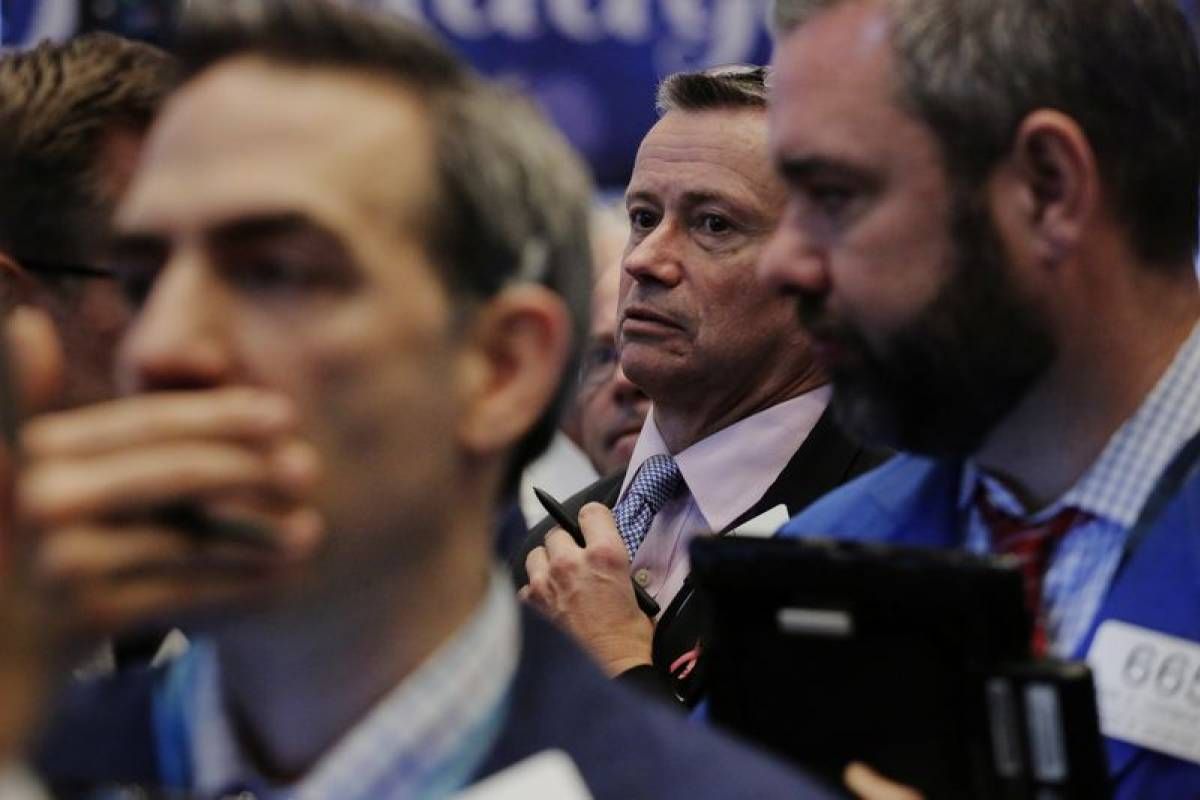 Wall Street ouvre en baisse, prudence sur les taux et la dette américaine