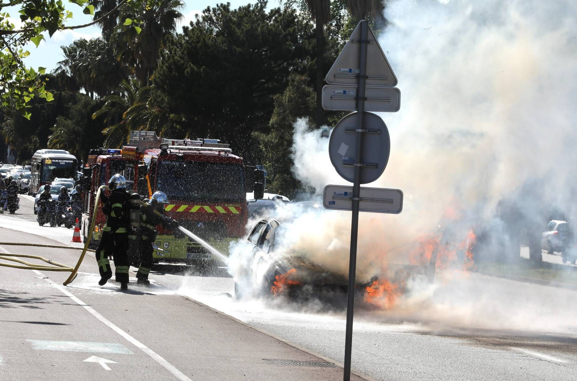 Une voiture en feu sur la Prom', un accident sur la voie Mathis.... l'Ouest de Nice et l'A8 totalement saturés