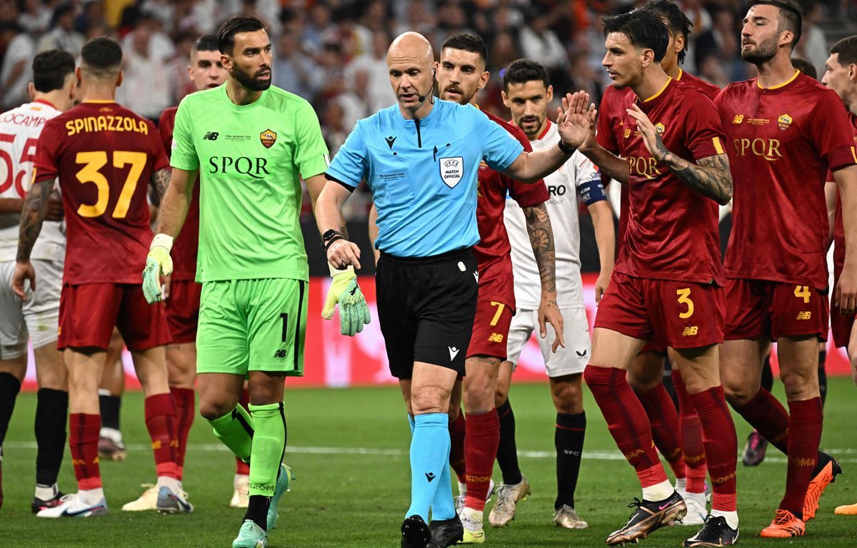 L'arbitre de la finale bousculé à l'aéroport avec sa famille par des supporters de la Roma