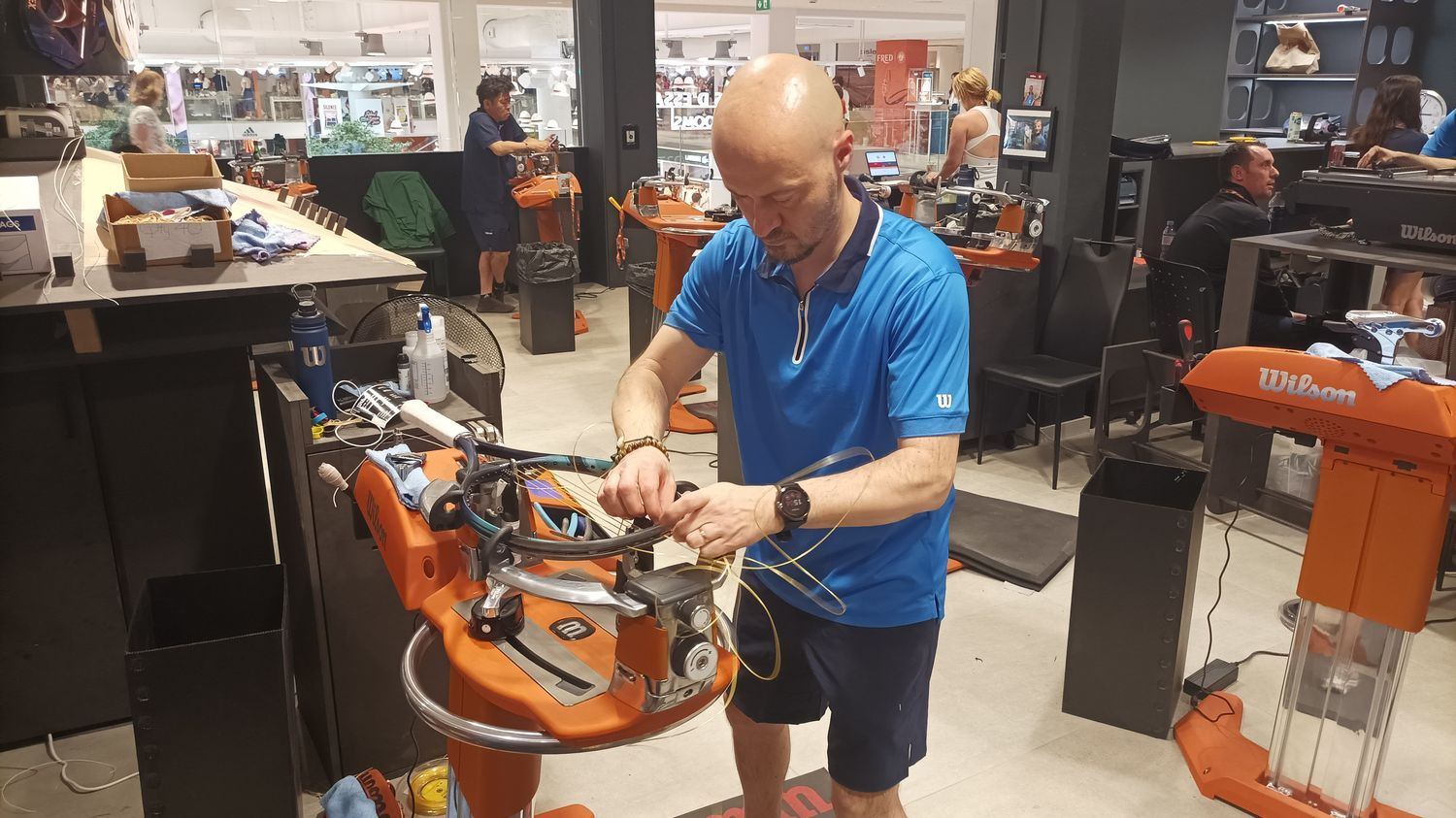 Roland-Garros 2023 : tension, matière, exigences de joueurs... Dans les coulisses des maîtres des cordages