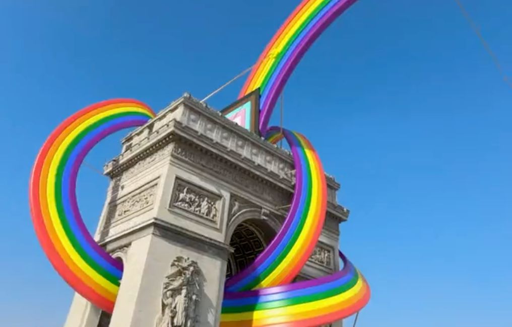 L’Arc de Triomphe enrobé d'un drapeau LGBT+ ? Il s’agit d’une création 3D