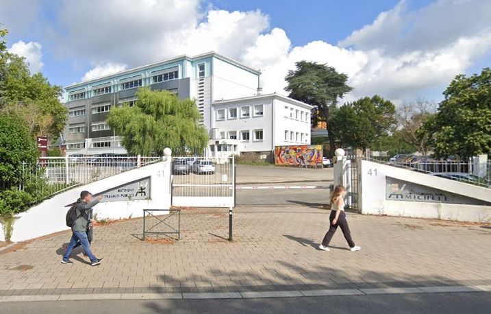 Une violente agression à coups de parpaing en plein lycée